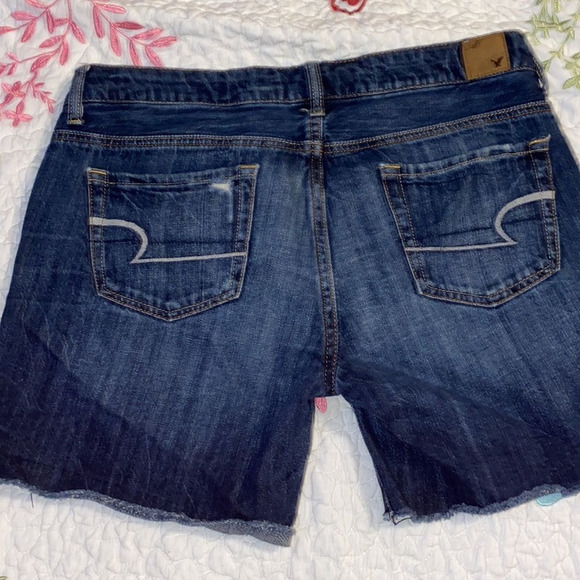 American eagle distressed looking blue Jean shorts. Size 6 - Picture 2 of 8